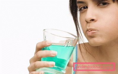 la ragazza sciacqua la bocca la ragazza sciacqua la bocca